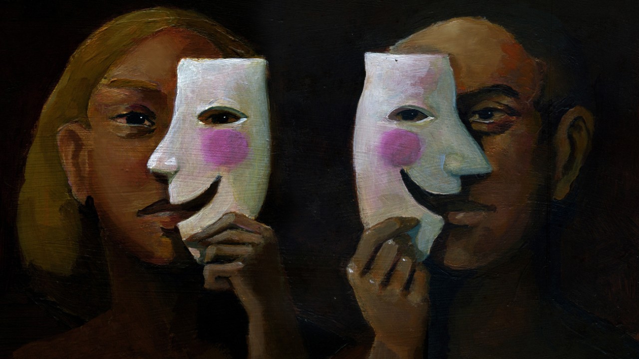 한 남자와 여자는 전경에서 웃는 마스크 뒤에 자신의 감정을 숨기기